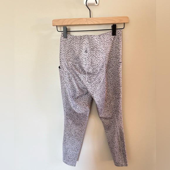 Athleta • NWT Salutation Stash Pocket II Printed Sz Small Grey Leopard Tight - Picture 13 of 13
